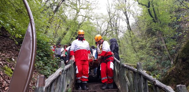 نجات یک مسافر سقوط کرده از آبشار کبودوال