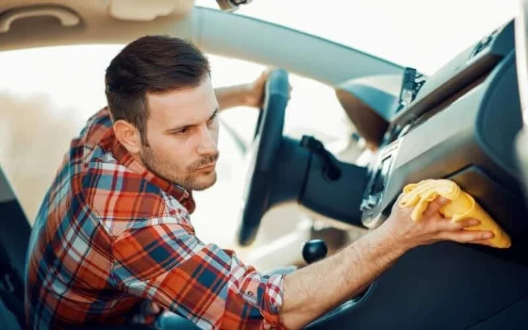 آیا واکس داشبورد خودرو می‌تواند باعث لغزندگی داشبورد شود؟
