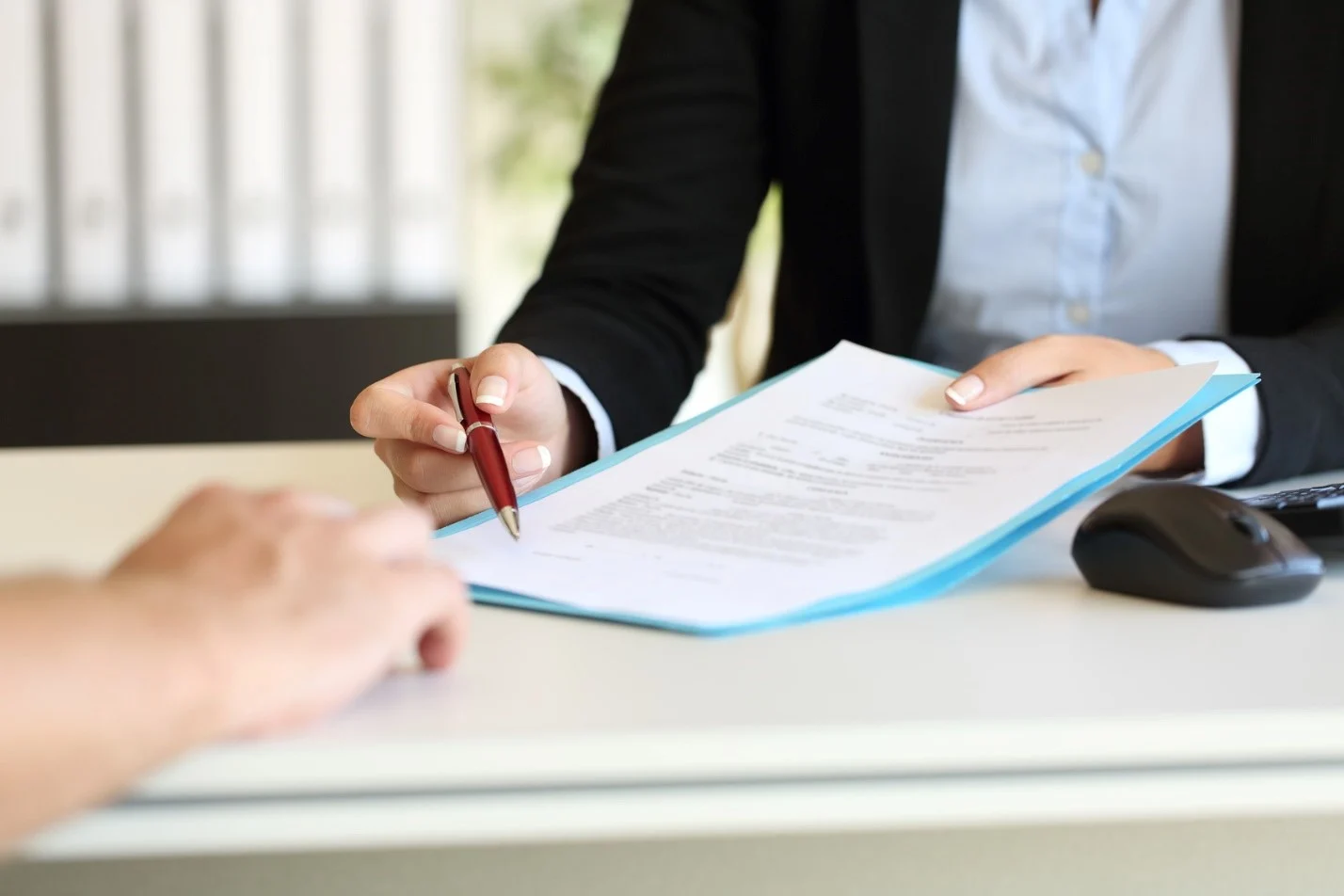 How to complain to the employer without having a contract?