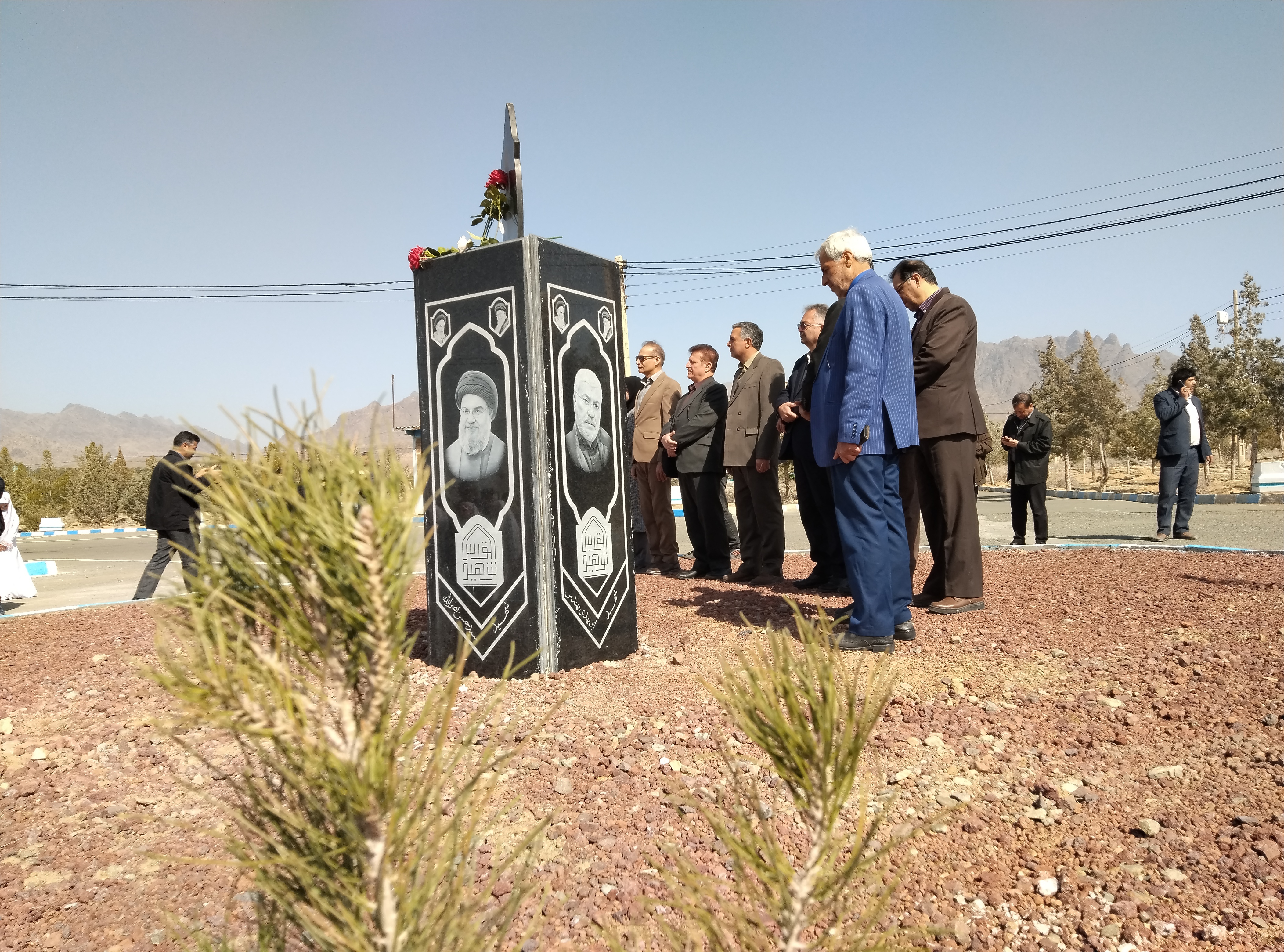 طنين مقاومت در دانشگاه آزاد؛ پرچم شهدا مقاومت در دستان دانشجویان