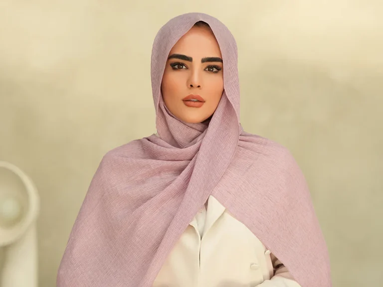 گالری شال و روسری یا خرید عمده؟ راهنمای انتخاب بهترین روش خرید و همکاری برای فروشندگان