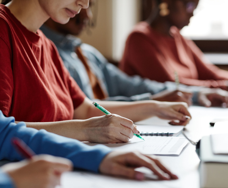 ۳. زمان و نحوه ثبت نام رشته حقوق دانشگاه آزاد ۱۴۰۴